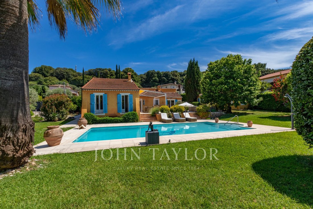 Villa in Antibes, Provence-Alpes-Côte d'Azur, France 1 - 17993613