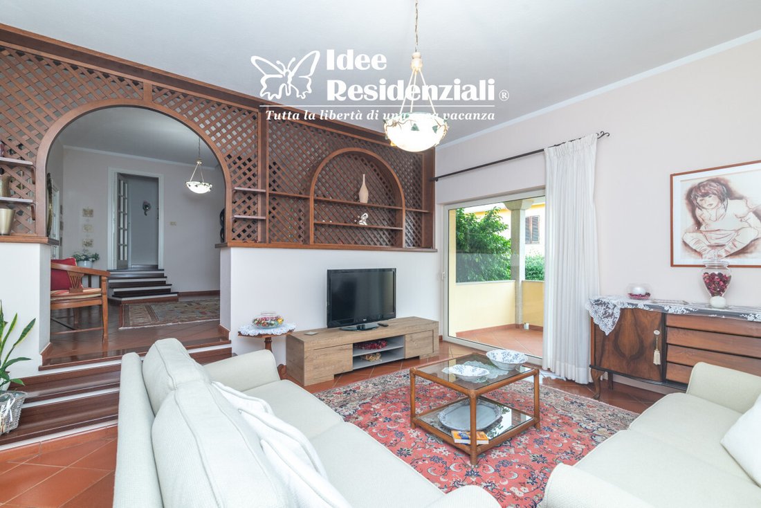 Villa in Aldo Moro Avenue, Olbia, Italy 1 - 17989517