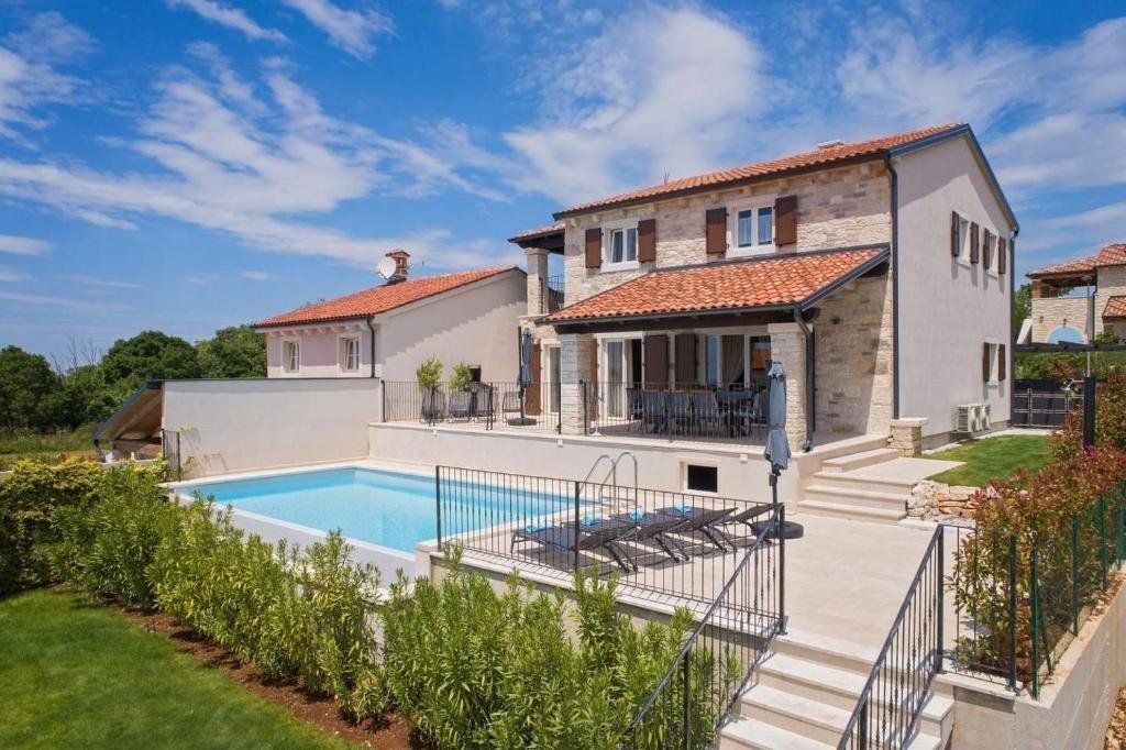 Villa in Sveti Lovrec Pazenaticki, Istria County, Croatia 4 - 17998487