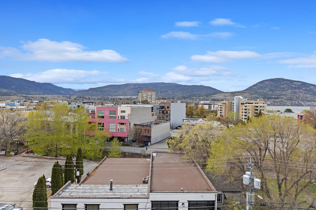 House in Penticton, British Columbia, Canada 1 - 17990282