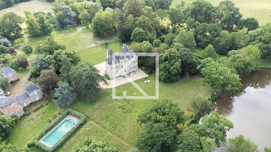 Chateau in Mauges-sur-Loire, Pays de la Loire, France 1 - 17990416