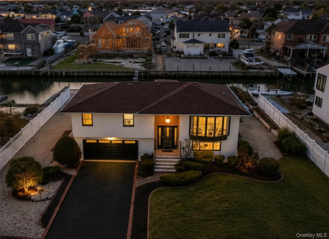 House in West Islip, New York, United States 1 - 17048376