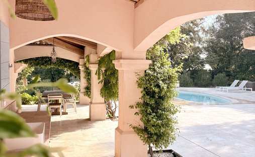 Villa in Le Plan-de-la-Tour, Provence-Alpes-Côte d'Azur, France 1