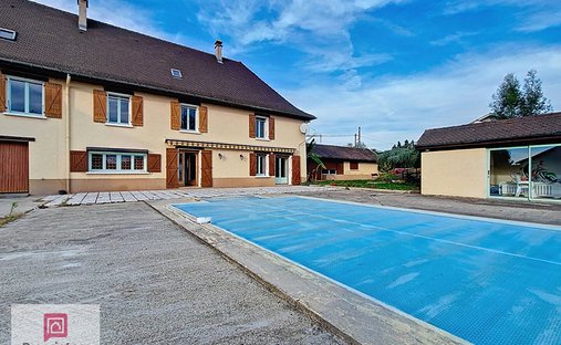 Villa in Les Abrets en Dauphiné, Auvergne-Rhône-Alpes, France 1