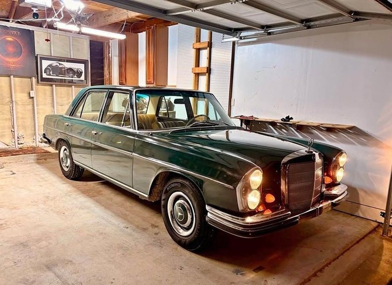 Sedan in Glendale, United States 2 - 17990994