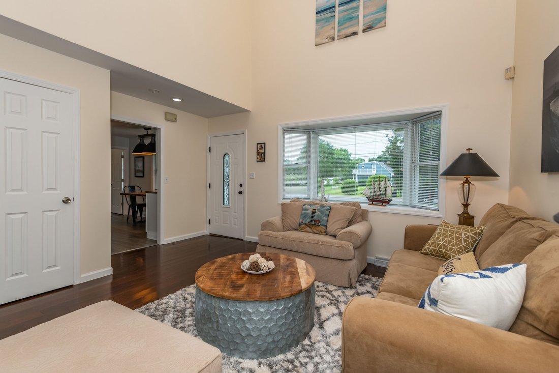 Hampton Bays, New York, United States 3 - 17997153