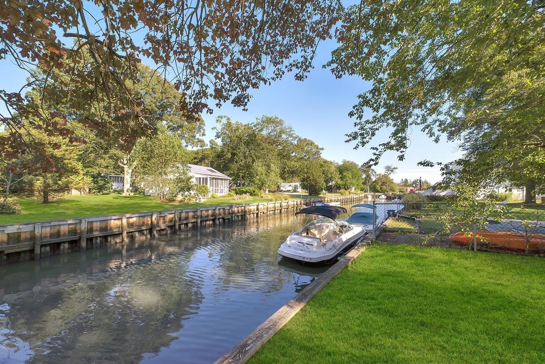 Hampton Bays, New York, United States 1 - 17997153