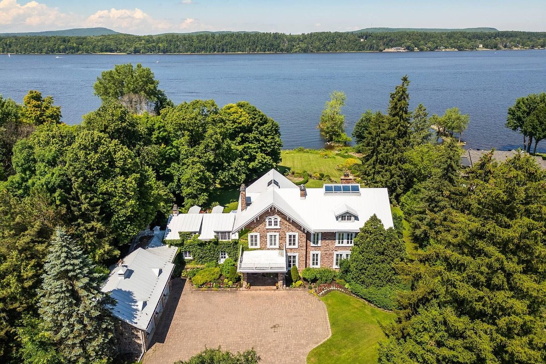House in Hudson, Quebec, Canada 1 - 17997927