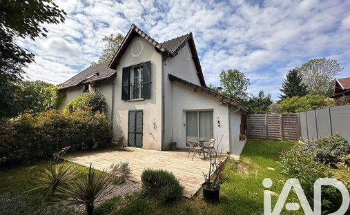 House in Les Deux Vallées, Brunoy, France 1