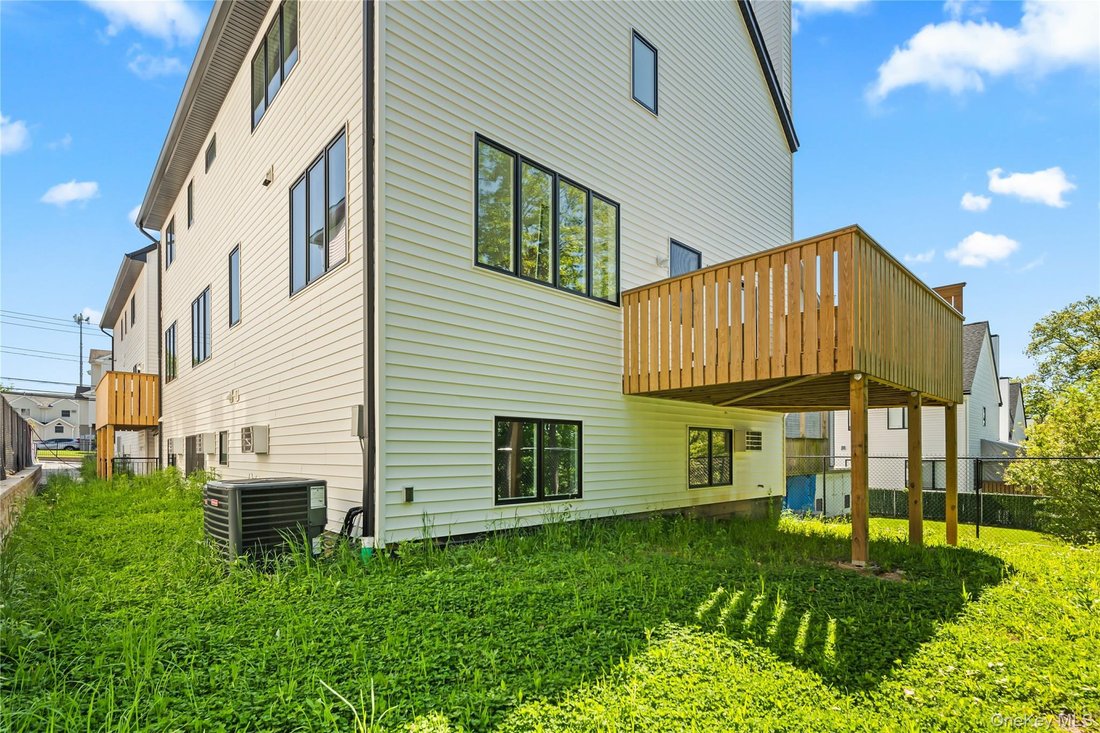 Condo in Spring Valley, New York, United States 5 - 17999264