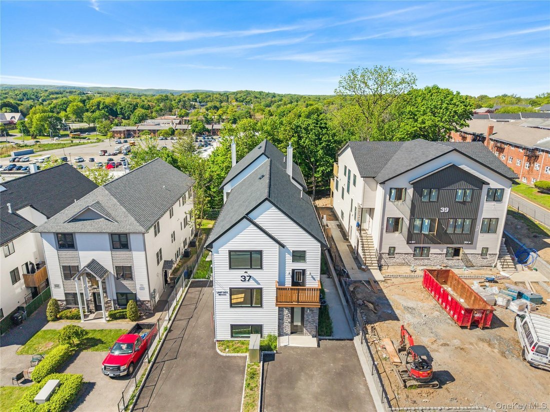 Condo in Spring Valley, New York, United States 3 - 17999264