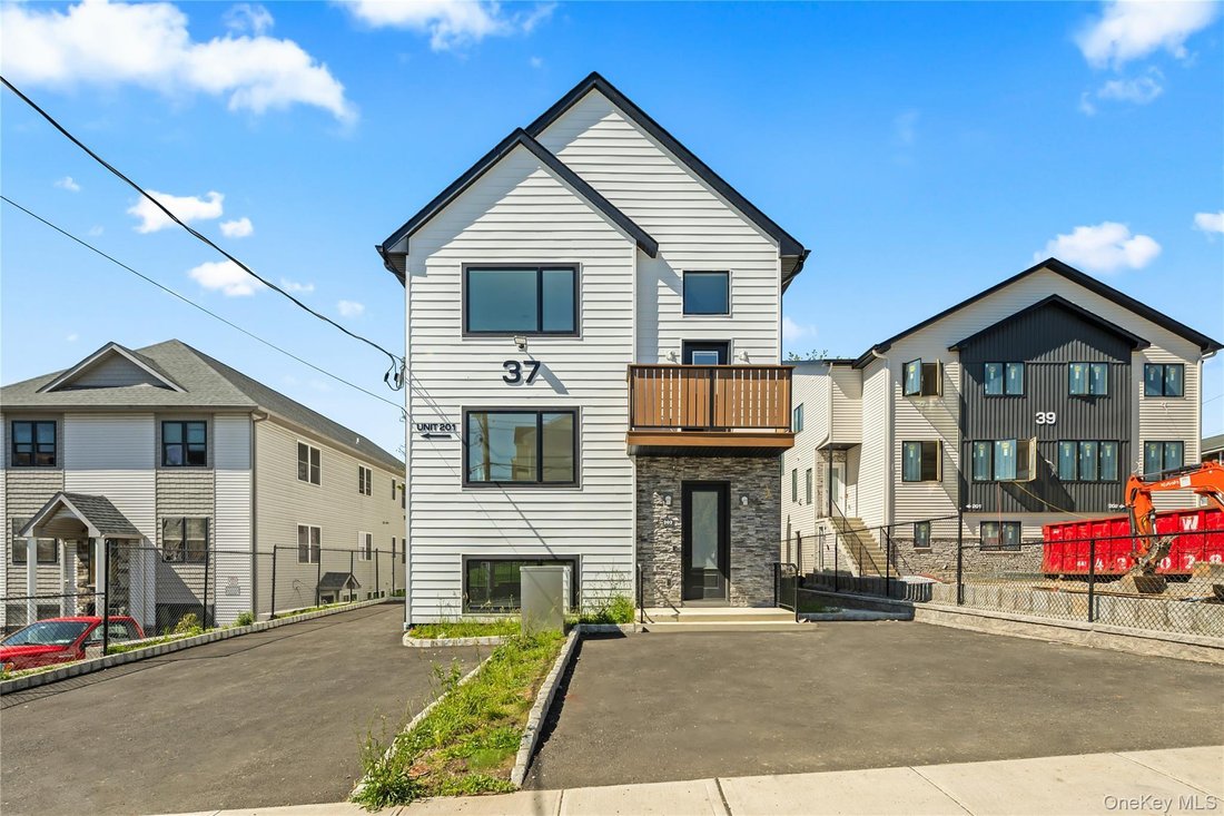 Condo in Spring Valley, New York, United States 1 - 17999259