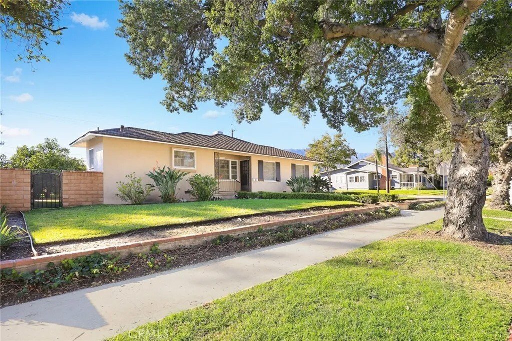 Azusa, California, United States 5 - 17999666