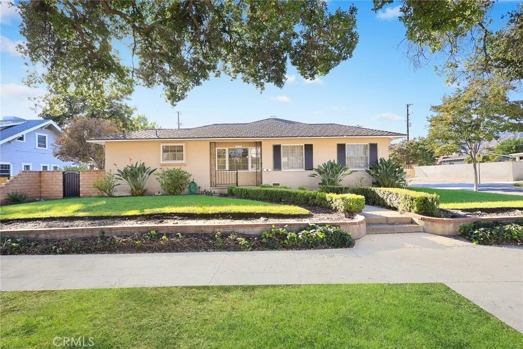 Azusa, California, United States 2 - 17999666