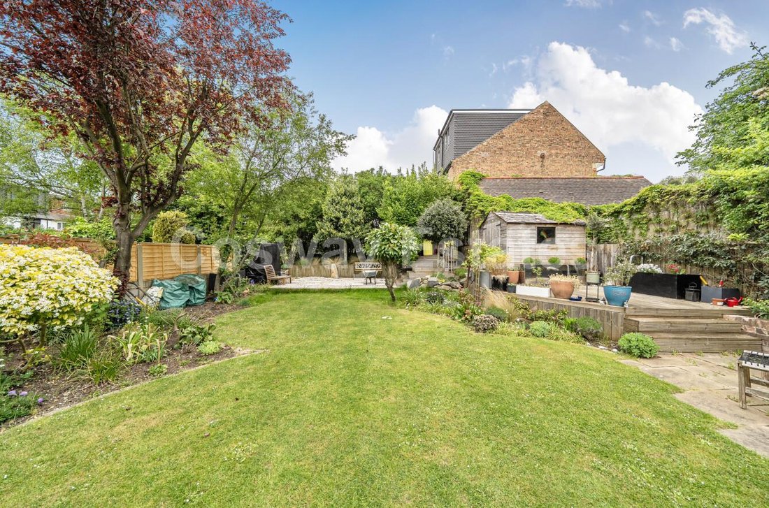 Bungalow in Mill Hill, Barnet, England 2 - 18000568