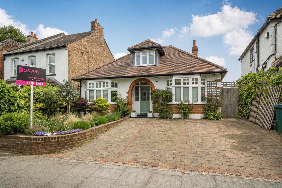 Bungalow in Mill Hill, Barnet, England 1 - 18000568