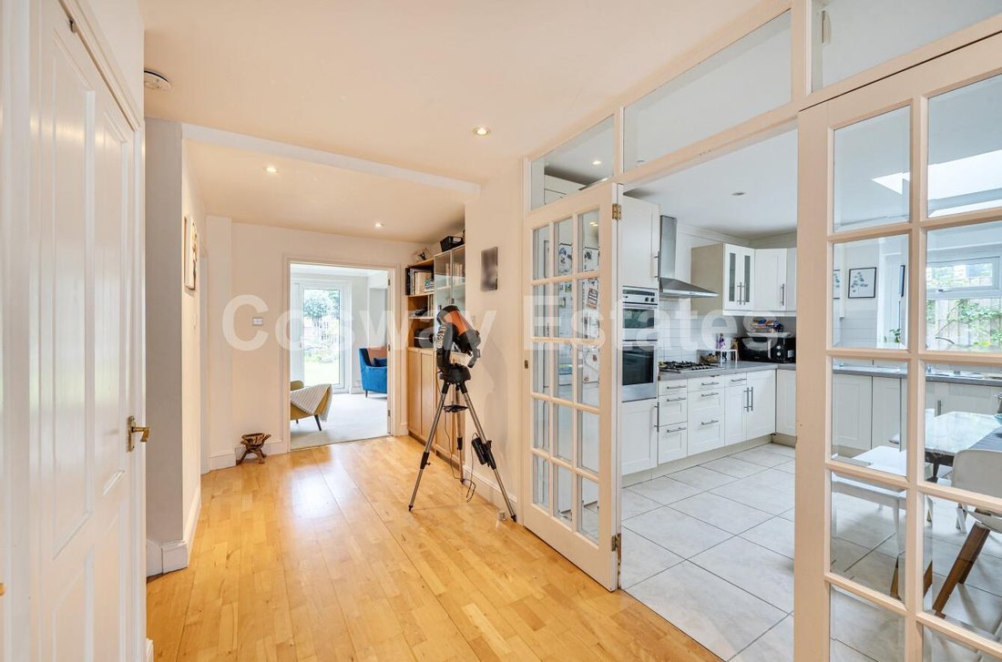 Bungalow in Mill Hill, Barnet, England 5 - 18000568