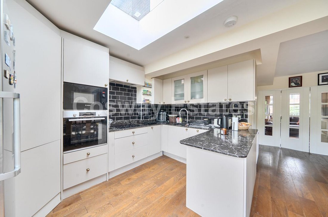 House in Barnet, England 5 - 18000591