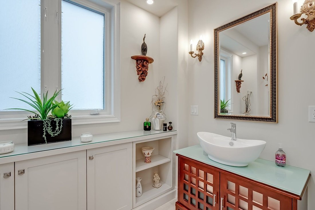 House in Oakville, Ontario, Canada 5 - 18001192