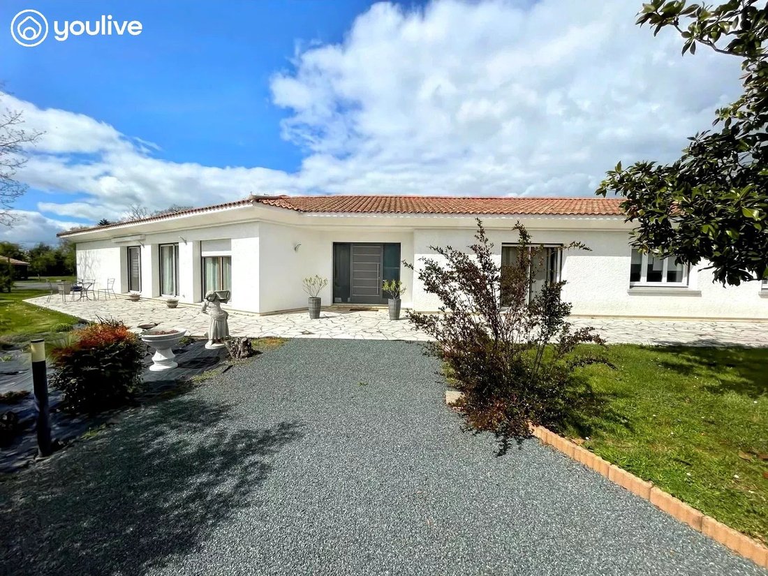 House in La Roche-sur-Yon, Pays de la Loire, France 1 - 17629839