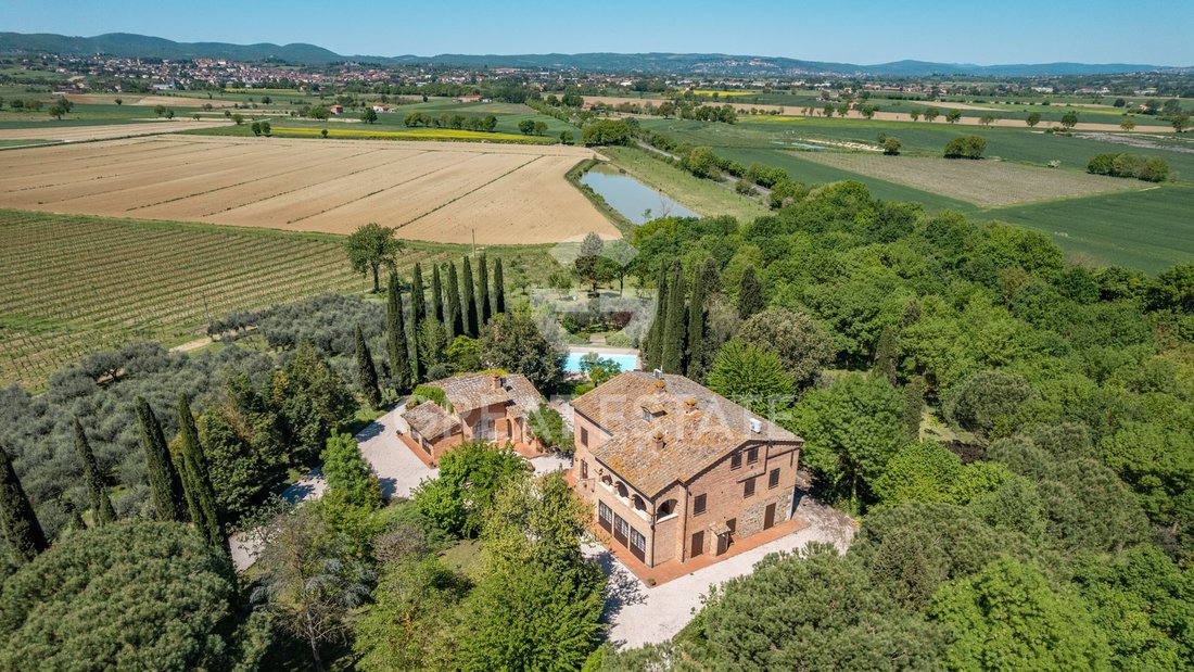 Estate in Montepulciano, Tuscany, Italy 4 - 18002126