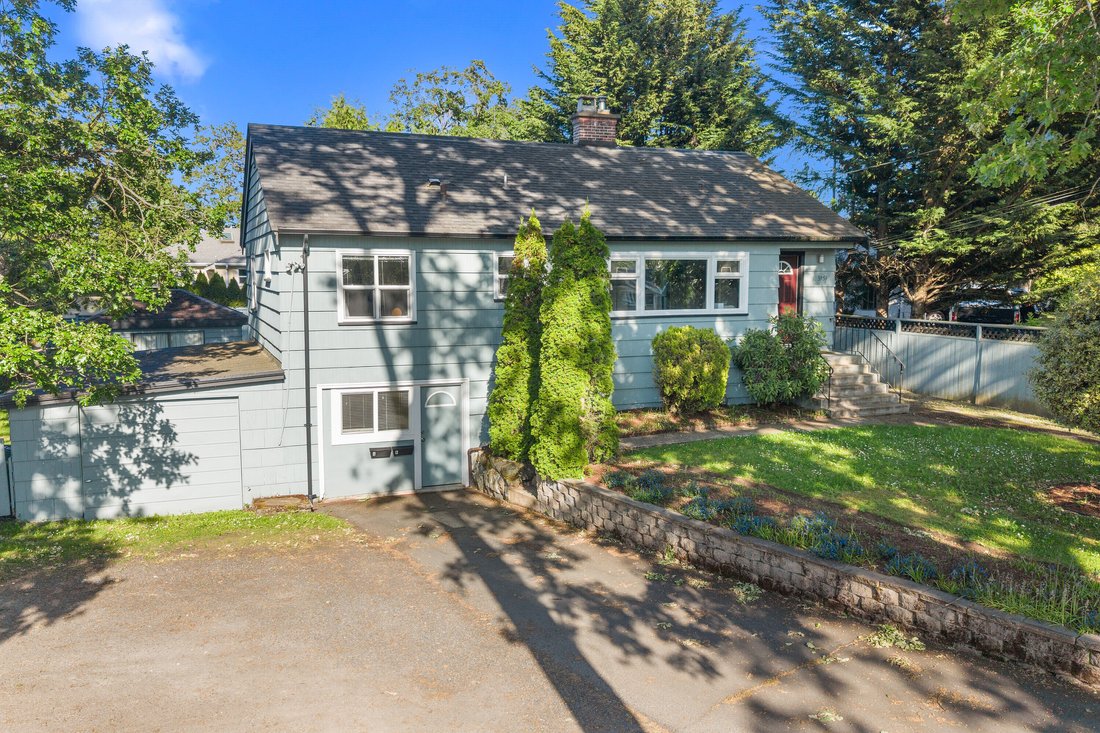 House in Saanich, British Columbia, Canada 2 - 18003008