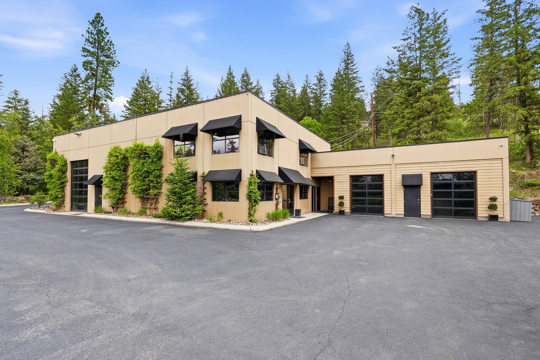 House in Kelowna, British Columbia, Canada 2 - 18003002