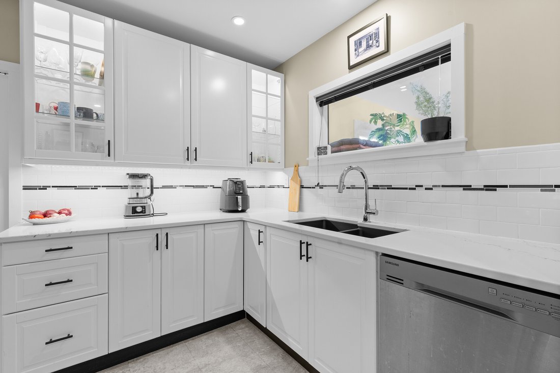 House in Saanich, British Columbia, Canada 4 - 18003008