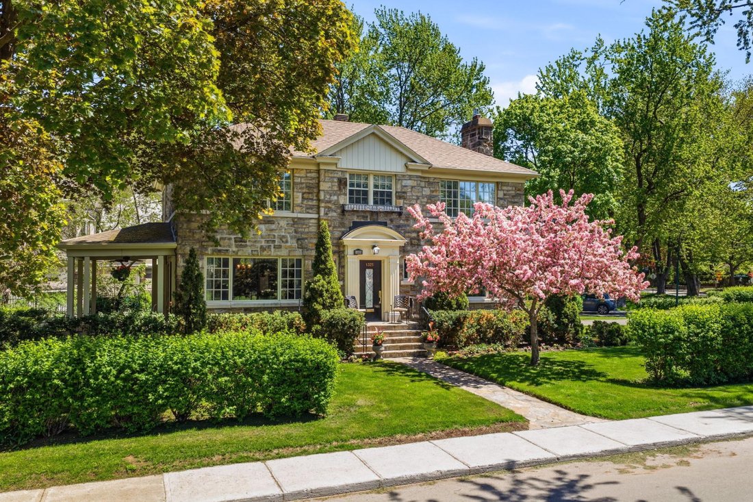 House in Mount Royal, Quebec, Canada 2 - 16801475
