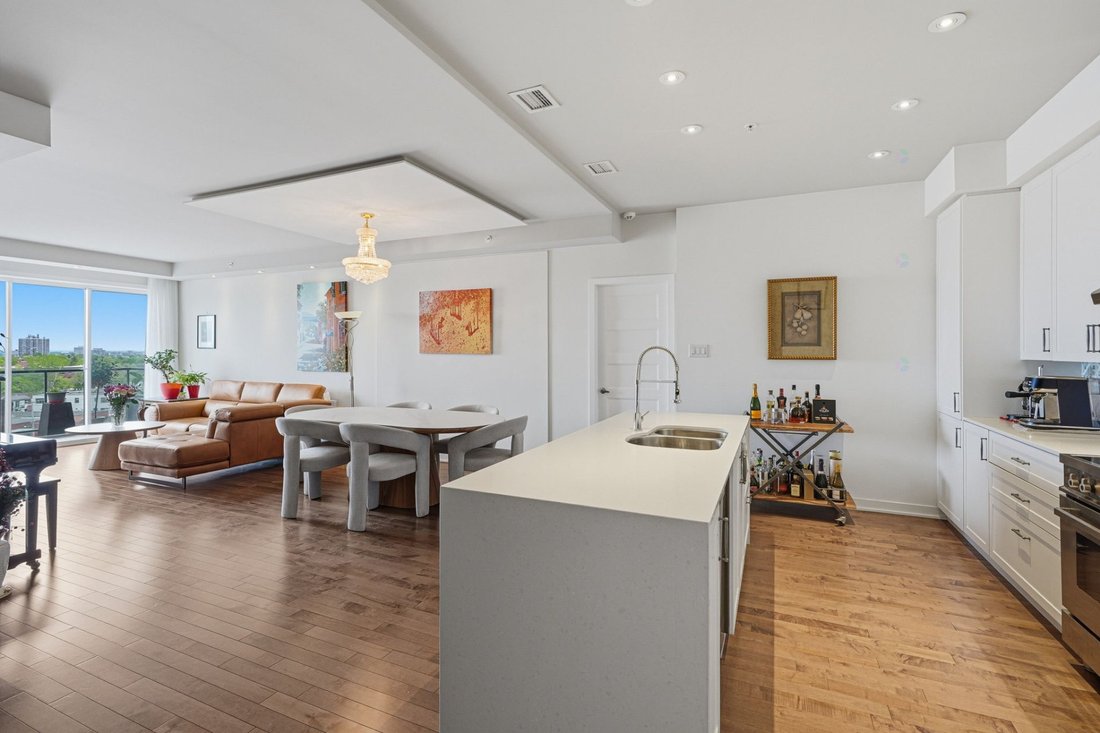 Condo in Mount Royal, Quebec, Canada 1 - 16934087