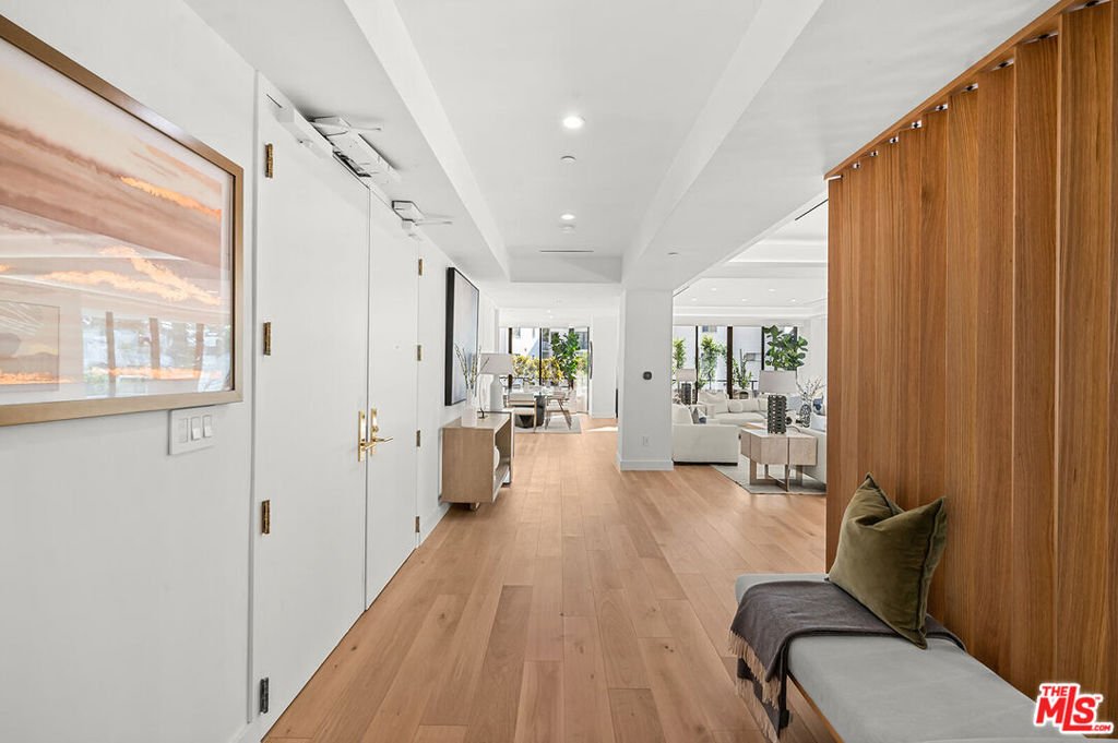 Condo in Los Angeles, California, United States 4 - 18002017