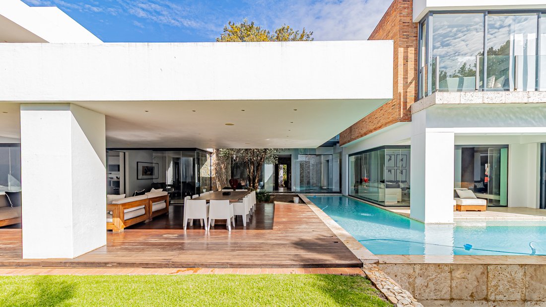 Country House in Illovo, Chislehurston, Gauteng 1 - 18002700