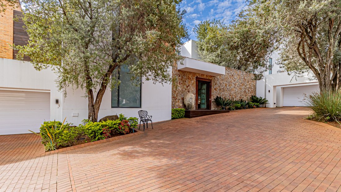 Country House in Illovo, Chislehurston, Gauteng 3 - 18002700