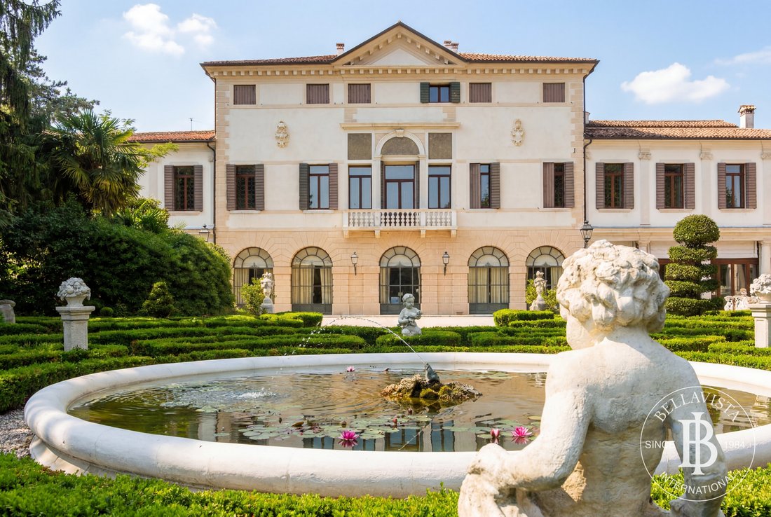 Villa in Bassano del Grappa, Veneto, Italy 1 - 17986040