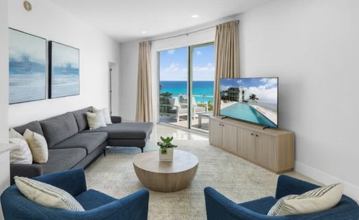 Condo in George Town, George Town, Cayman Islands 1