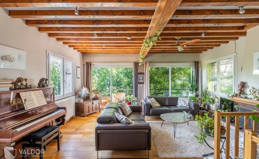 Chalet in Est, Dardilly, France 1