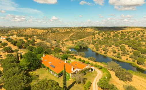 Corps de ferme à Moura (Santo Agostinho e Sao Joao Batista) e Santo Amador, Beja, Portugal 1