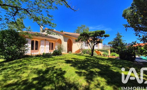 House in Bayonne, Leguevin, France 1