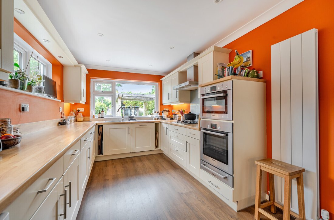 Bungalow in Christchurch, England 4 - 18007742