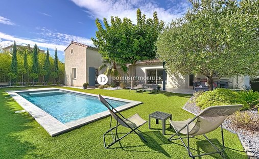 House in Saint-Saturnin-lès-Avignon, Provence-Alpes-Côte d'Azur, France 1