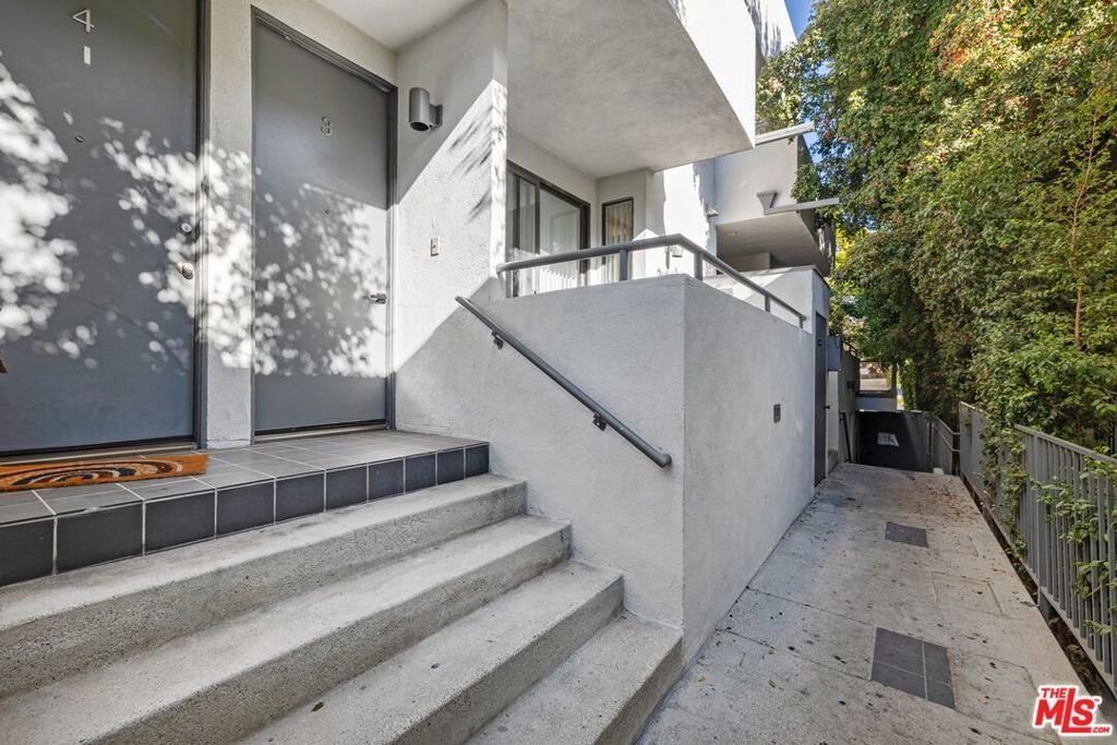 Los Angeles, California, United States 5 - 18008332