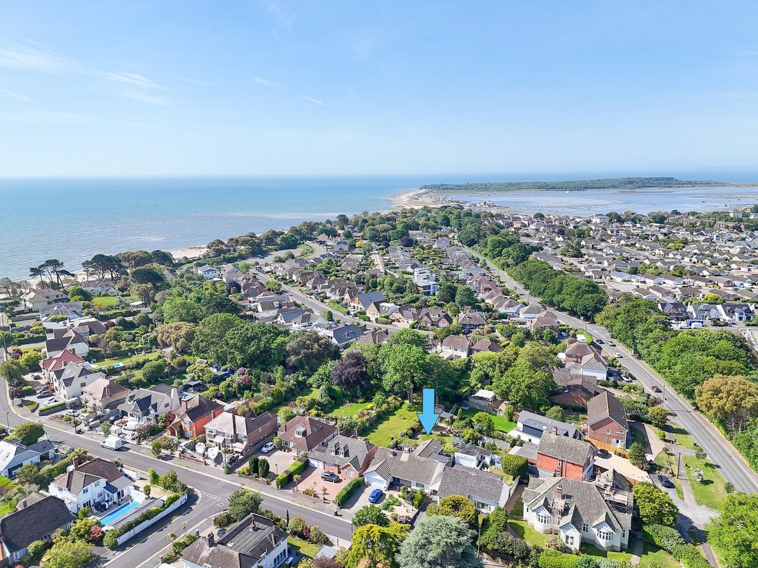 Bungalow in Christchurch, England 1 - 18007742