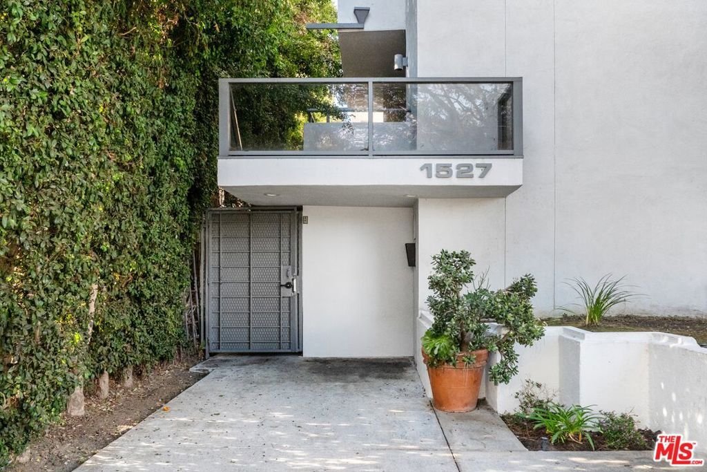 Los Angeles, California, United States 3 - 18008332