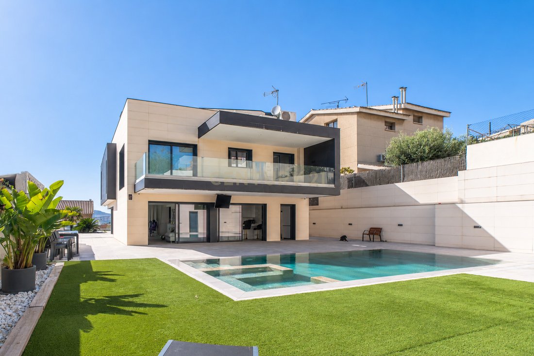 Villa in Santa Coloma de Gramenet, Catalonia, Spain 2 - 18009634