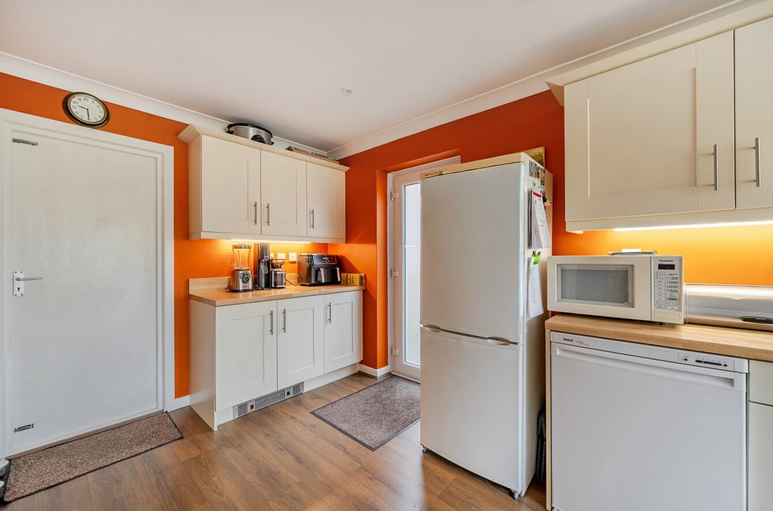 Bungalow in Christchurch, England 5 - 18007742