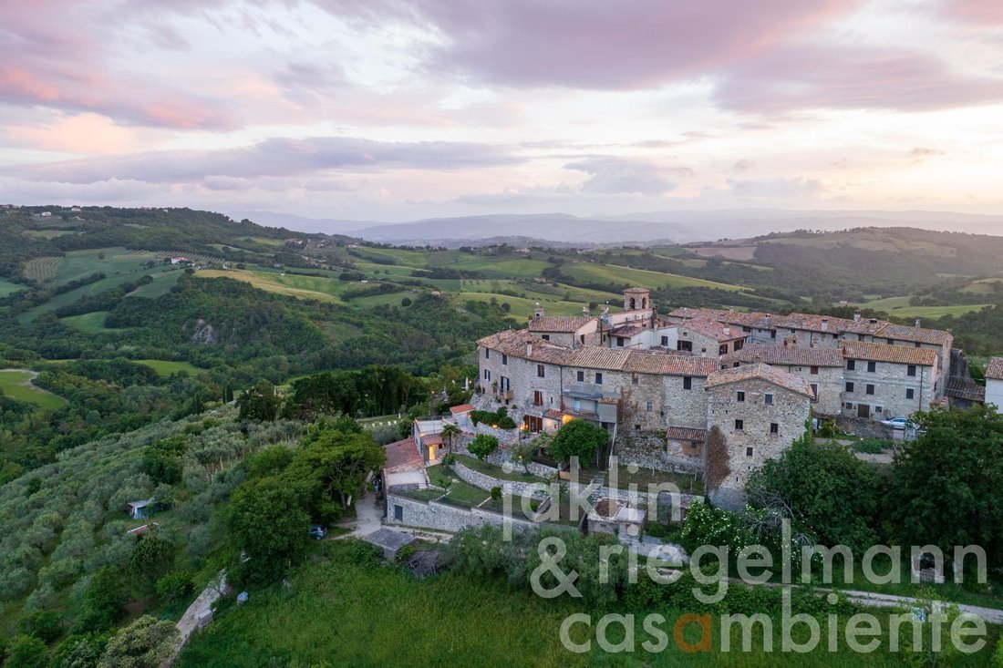 House in Gualdo Cattaneo, Umbria, Italy 3 - 18006228