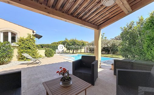 Villa in Saint-Saturnin-lès-Avignon, Provence-Alpes-Côte d'Azur, France 1