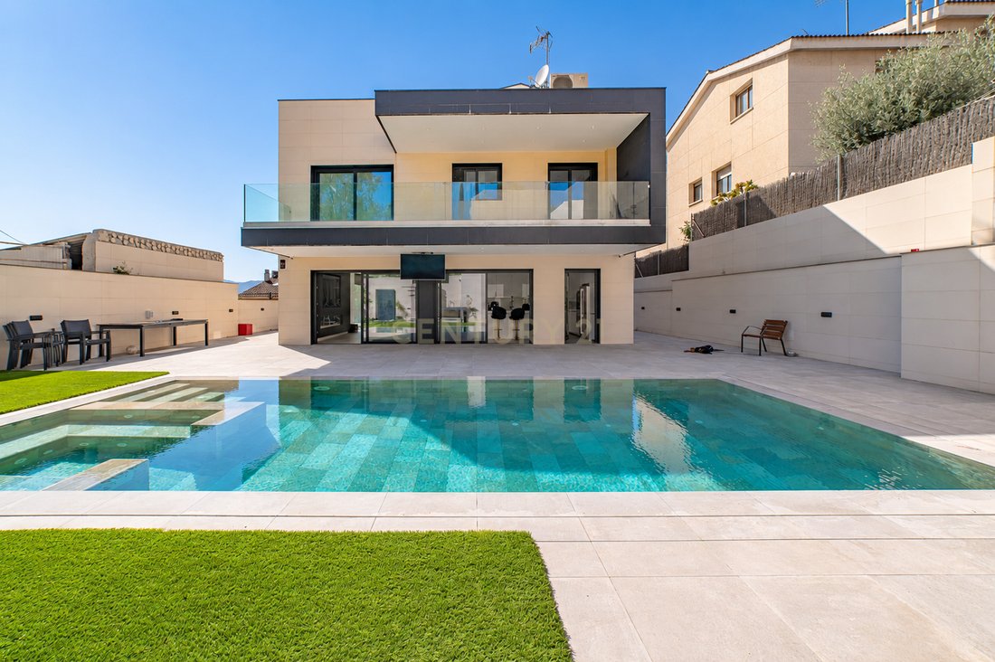 Villa in Santa Coloma de Gramenet, Catalonia, Spain 1 - 18009634
