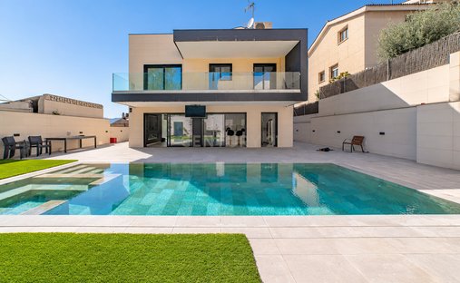 Villa in Santa Coloma de Gramenet, Catalonia, Spain 1