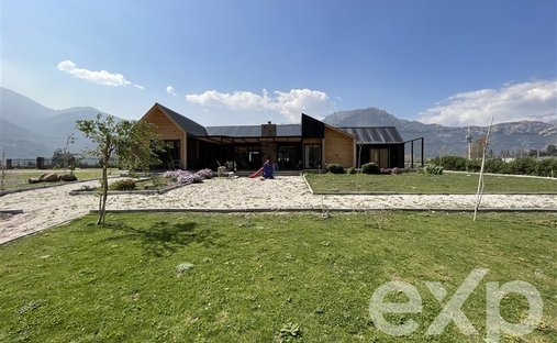House in El Manzano, Santiago Metropolitan Region, Chile 1